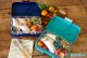 Duży, szczelny lunchbox z 4 przegródkami - Yumbox Tapas Antibes Blue Flamingo