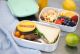 Dwupoziomowy, japoński lunchbox o pojemności 1,3 litra w kolorze pomarańczowym - z widelcem i przegródką