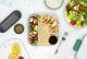 Płaski lunchbox Black Blum 1 litr z widelcem i pojemniczkami