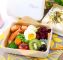Dwupoziomowy, duży, japoński lunchbox o pojemności 1,2 litra - biały z brązową opaską